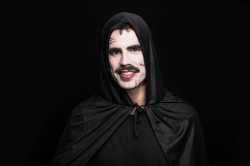 Czarna peleryna z kapturem – kostium na Halloween, bal, cosplay – zdjęcie 2