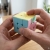 Układanie pastelowej kostki 3x3 w dłoniach