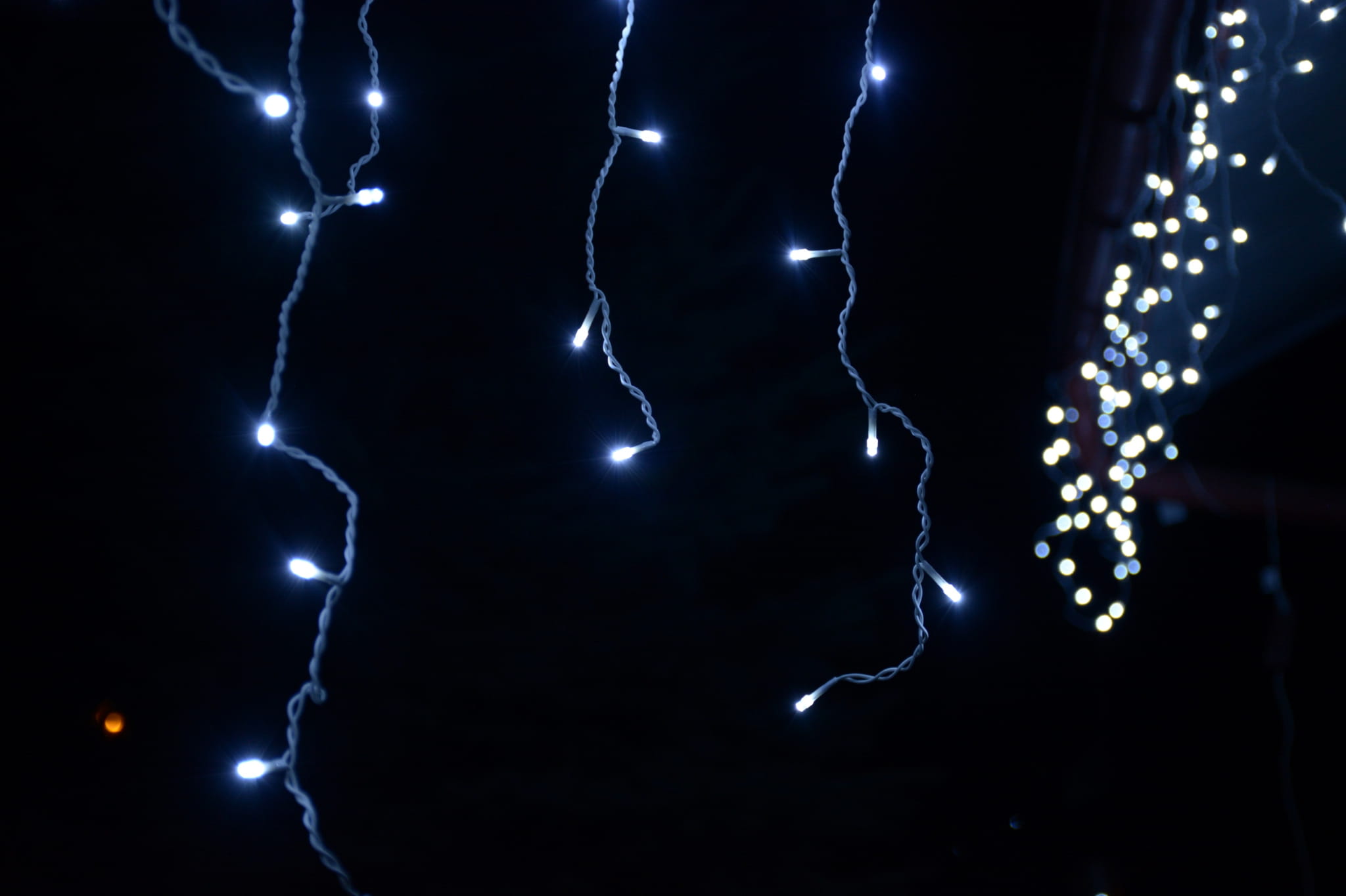 Lampki świąteczne zewnętrzne sople 300 LED, 12 m – grube przewody
